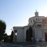 Per raggiungere la masseria occorre arrivare davanti a Santa Fara. Al semaforo al posto di imboccare il sottopasso che porta su via Generale Bellomo e quindi verso il centro, bisogna invece girare a destra, fiancheggiando la chiesa e prendendo strada Torre Tresca